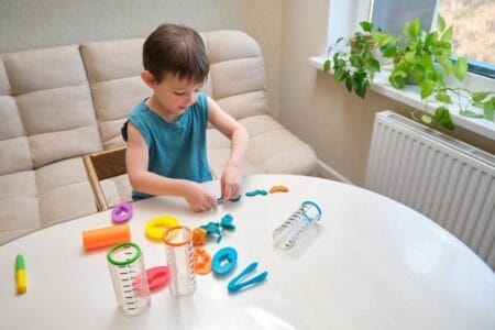 Jouets pour initier les enfants à l'organisation et au rangement